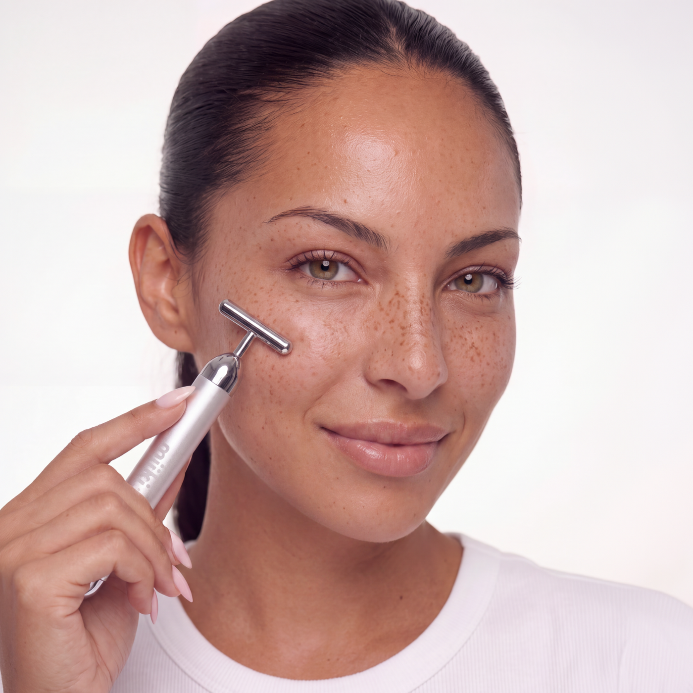 Model führt den Face Lift Bar über die Wange